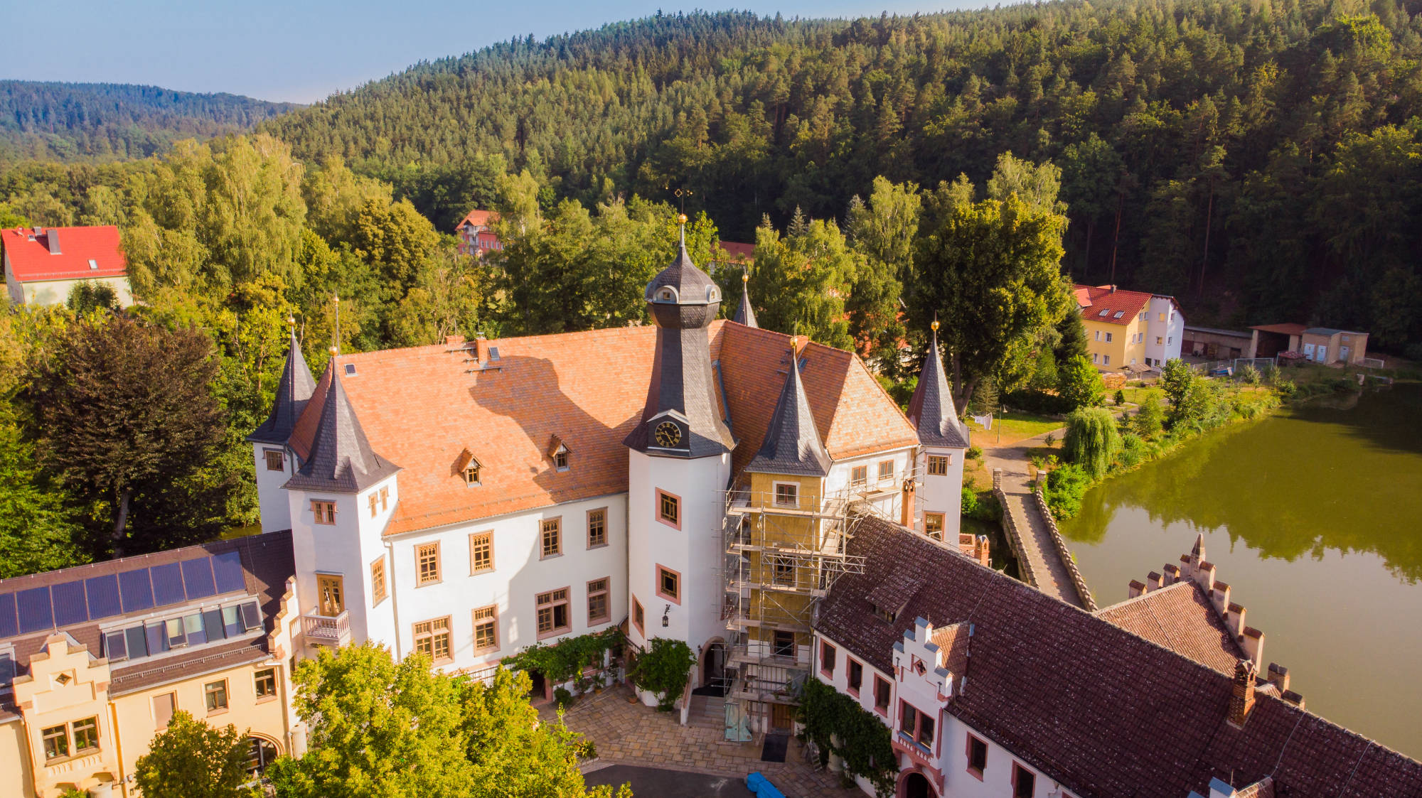 Luftaufnahme von Schloss Wolfersdorf