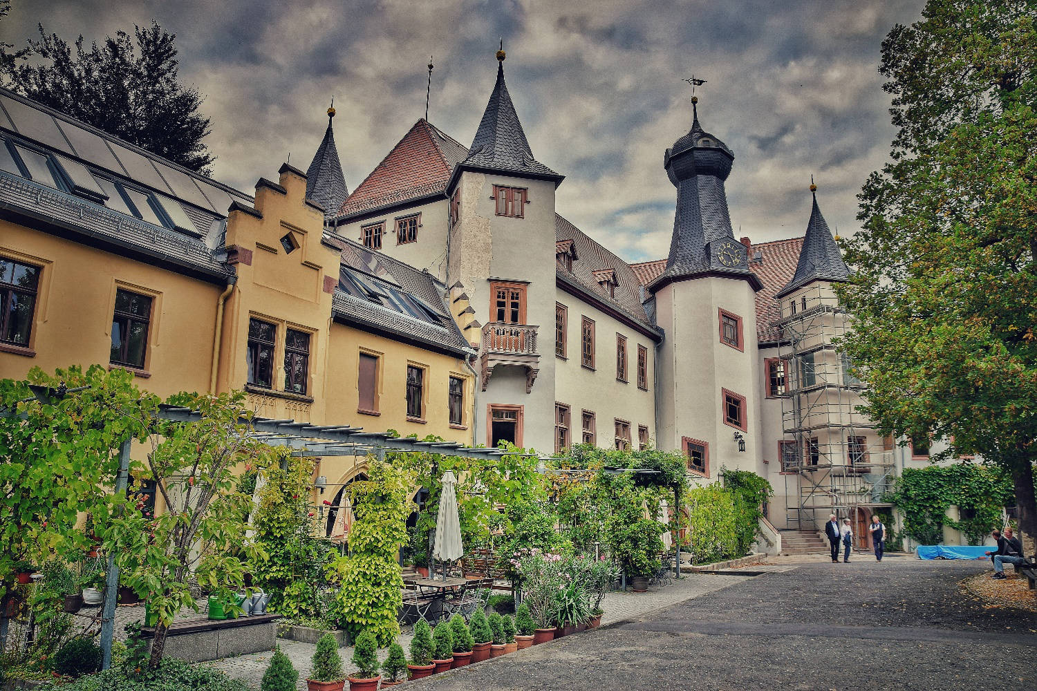 Der Schlosshof von Schloss Wolfersdorf mit Café-Garten und Türmen