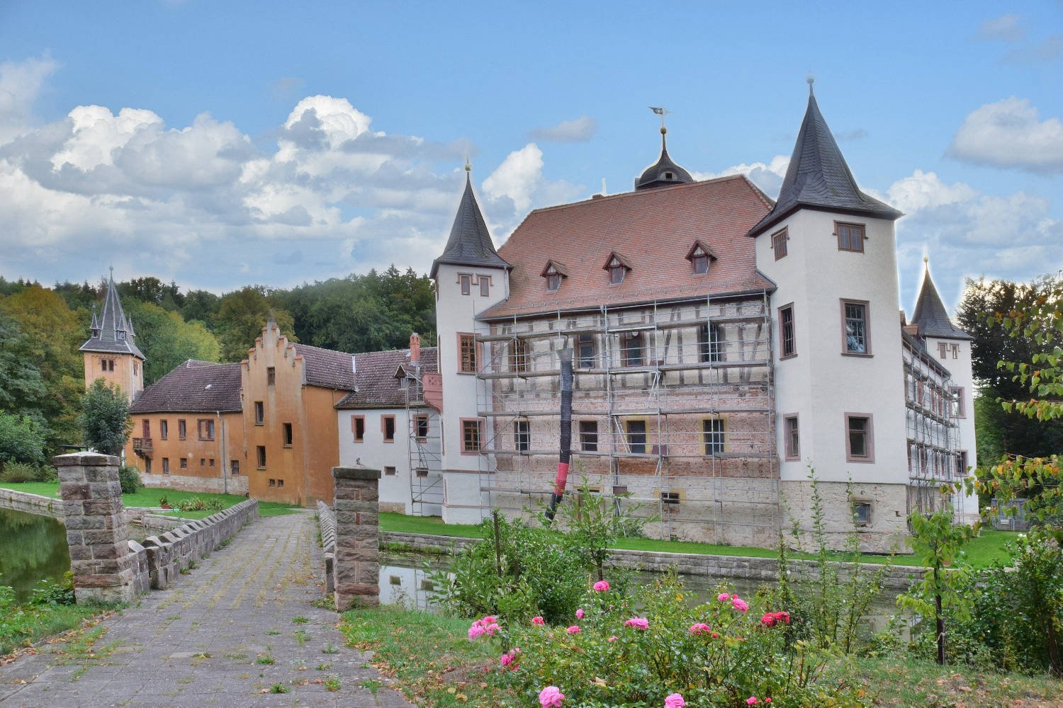 Mauerwerk mit neogotischen Fenstern
