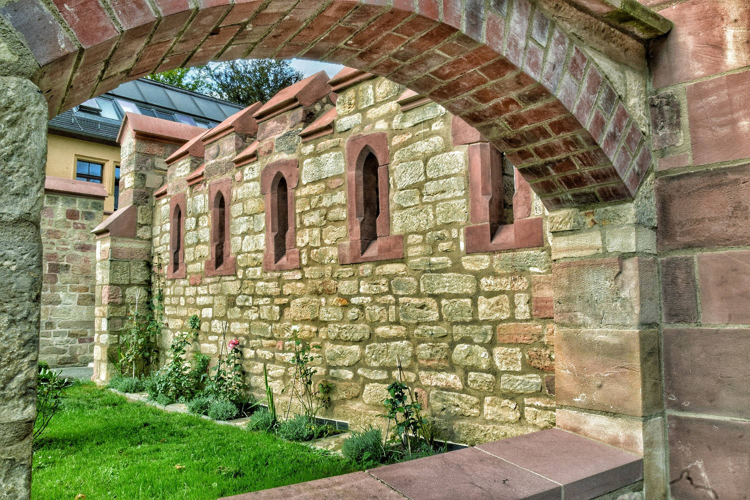 Schloss Wolfersdorf hinter Rosenbüschen