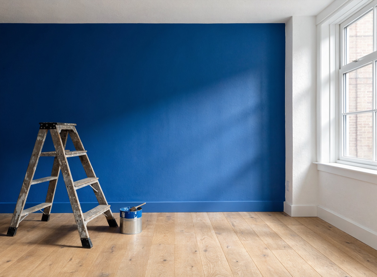 Frisch gestrichener Raum mit blauer Wand