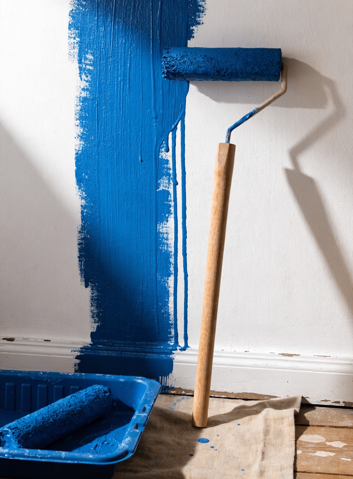 Farbroller mit frischem blauen Anstrich