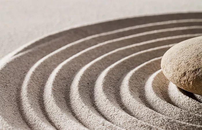 Zen-Garten mit Stein und Kreisen im Sand